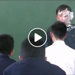 幫老師慶生把蛋糕往臉上砸,沒料到老師大暴走嚇到學生全冒冷汗,結局神展開!