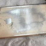 他嫌自己的iPhone太大眾…果斷用磨砂紙磨出一支新手機「94狂」啊!