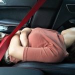 喜歡的女孩在賓士裡睡著了該怎麼辦? 網民:有貓膩,別亂摸,她很兇啊!