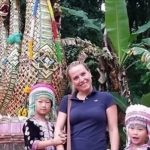 到泰國旅行「跟當地小孩合照」,回家一看照片…讓她大驚:太噁心了!