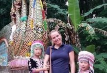 到泰國旅行「跟當地小孩合照」,回家一看照片…讓她大驚:太噁心了!