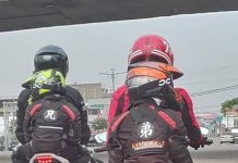 重機後座弟弟後背藏亮點, 「一行字」透露媽媽底細…網民笑翻:想追追看欸