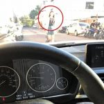 超尷尬!開車接女友卻「誤認正妹」 網民眼尖車款瞬間全歪樓:是撩妹新招嗎?