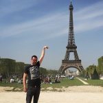 男子求幫P圖「讓我摸到巴黎鐵塔」!大神洶湧而出「超壞爆笑改圖」網民全笑翻