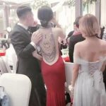 「背殺新娘」一夜爆紅,禮服開叉開到臀「美背一覽無遺」…轉頭令人驚豔:新郎好幸福