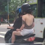 夏天來了!後座辣妹「露肩大挖背」為何不會掉?老司機秒破盲點:原來如此~