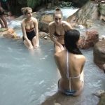 網友求問「這個景點」出現一群超正洋妞 ,卻意外發現亮點:阿伯都不敢從水裡出來了!