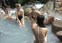 網友求問「這個景點」出現一群超正洋妞 ,卻意外發現亮點:阿伯都不敢從水裡出來了!