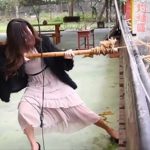 天龍國正妹以柔克剛「釣鱷魚」,怎料重心不穩跌倒撲地…忍不住一直重播:幫你呼呼喔