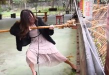 天龍國正妹以柔克剛「釣鱷魚」,怎料重心不穩跌倒撲地…忍不住一直重播:幫你呼呼喔