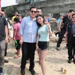 熱褲辣妹與馬英九合照!網友「放大一看」4D超母湯:樓都歪了!