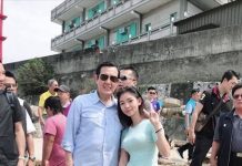 熱褲辣妹與馬英九合照!網友「放大一看」4D超母湯:樓都歪了!