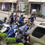 黑人問號!屁孩腳踏車後座插一根「謎樣棒子」 網民:是要打點滴?