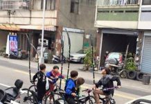 黑人問號!屁孩腳踏車後座插一根「謎樣棒子」 網民:是要打點滴?