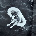 小女孩被發現飄浮在暗黑之海,獲救後卻再也不說話!10年後,她才道出「讓人毛骨悚然」的真相…