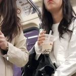 櫻花妹捷運吸珍奶!捕捉「吸下去」的邪惡瞬間…網樓全歪:要去了!