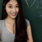 在國外爆紅的「台灣最正大學女教師」!黑裙下的長腿讓老外好羨慕:台灣學生太幸福了!