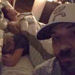 家目睹「女友和陌生男人」同床共枕…他反應超淡定:不然我們3個來自拍好了🤳