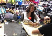 夜市玩麻將遊戲狂輸!全敗在眼前的「二筒」…打個牌越來越熱: 有詐阿XD