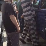 1歲女嬰被反鎖車內爸媽好慌!路邊囚 犯看不下去「重操舊業」2分鐘神速開鎖