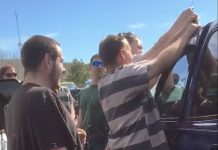 1歲女嬰被反鎖車內爸媽好慌!路邊囚 犯看不下去「重操舊業」2分鐘神速開鎖