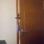 租屋後發現房鎖壞掉,隔壁小孩總愛故意跑來亂開門…向房東要求退租後卻得到驚人真相!