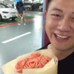 女友生日偷偷給驚喜,他躲一旁卻看見「超驚嚇畫面」…默默笑著流淚:真男人!