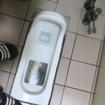 他上公廁的蹲式馬桶「驚見銀色貼片」好奇用途為何?