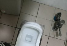 他上公廁的蹲式馬桶「驚見銀色貼片」好奇用途為何?