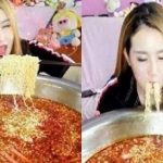 女孩直播大盆吃泡麵,下播卻忘關攝像頭,看到的一幕讓觀眾噁心