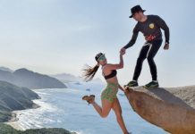 「為了拍照賺愛心」情侶驚險掛懸崖上!網友嚇傻但鏡頭拉遠,原來……….