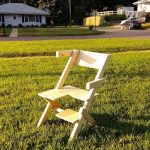 看不慣女兒坐沒坐相!老爸不爽送上「特製專屬椅子」試坐瞬間神貼合惹笑網友!