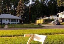 看不慣女兒坐沒坐相!老爸不爽送上「特製專屬椅子」試坐瞬間神貼合惹笑網友!