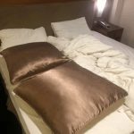 飯店的大枕頭做什麼用的?房務員曝黑暗真相警告「不要用」