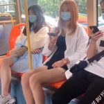 搭公車偷看正妹被抓包,害羞移開視線「下一秒看她手機螢幕」尷尬了!
