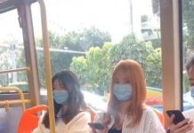 搭公車偷看正妹被抓包,害羞移開視線「下一秒看她手機螢幕」尷尬了!