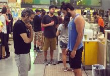 女兒「趴在超市地上」耍脾氣!往上一看…演員爸爸「不怕丟臉這樣做」給全天下父母上了一課!