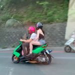 買錯車了嗎?BMW窗外肉包鐵「後座載正妹」他反觀副駕狂嘆…網友一看全笑了XD