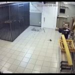 這家店因常遭小偷,老闆把店裡改造成「密室逃脫」小偷跑得心好累,崩潰跪地