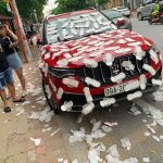 不忍直視!豪車車主買茶路邊亂停,回來蒙了,車身被貼滿「姨媽巾」車主一看都想把車扔了