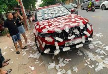 不忍直視!豪車車主買茶路邊亂停,回來蒙了,車身被貼滿「姨媽巾」車主一看都想把車扔了