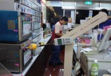 大快人心!超商店員問「需要微波加熱嗎」卻被客人大罵「廢話!不然怎麼吃?」法律系店員一開口,奧客「馬上閉嘴」!