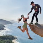 「為了拍照賺愛心」情侶驚險掛懸崖上!網友嚇傻但鏡頭拉遠,原來……….