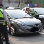 人妻受不了搖下車窗「喊救命」…警方靠近關切真相「害羞到不敢查」