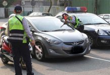 人妻受不了搖下車窗「喊救命」…警方靠近關切真相「害羞到不敢查」