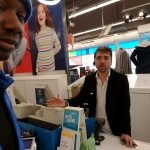 黑人被店員叫住:「你身上那件是偷的吧請脫下來!」他笑笑脫下「給對方最狠教訓」所有人都叫好