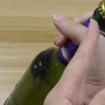 喝了18年啤酒才知道,瓶蓋上有個小技巧用手就能擰開,趕快試試!