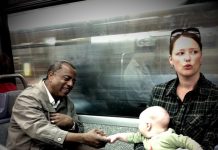 當年這張「嬰兒主動牽手」照片紅遍全球!9年後小孩長大了和老人開心重逢