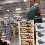 屁孩偷玩好市多溜滑梯!下一秒連人帶梯「騰空重摔」糗爆!