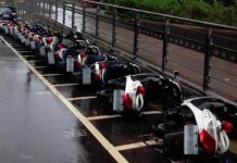 警用機車「整排集體路倒」卻沒人幫扶?!內行人一看秒懂:千萬別牽起…